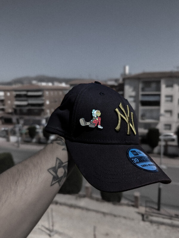 Pin gorra Kaws Mitad
