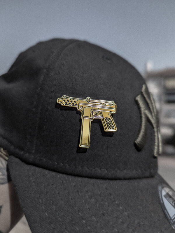 Pin gorra Microsubfusil Dorado