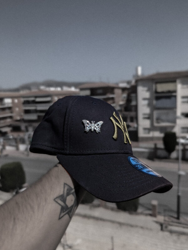 Pin Mariposa Calaveras y Tumba