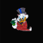 Un pin del pato donald con un fajo de billetes en un fondo negro
