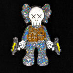 pin para gorra new era kaws belico brillante