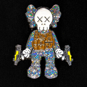 pin para gorra new era kaws belico brillante