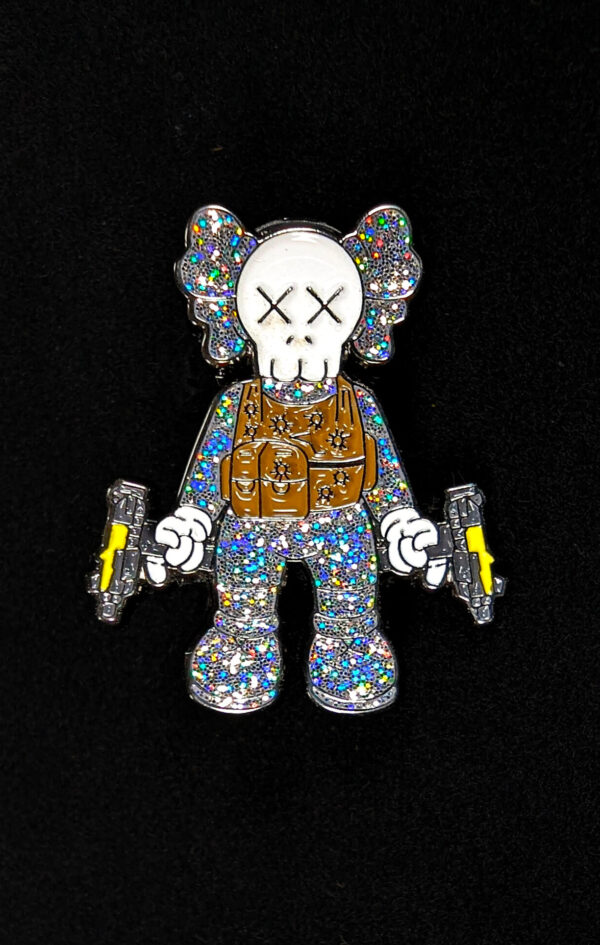 pin para gorra new era kaws belico brillante