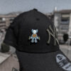 pin para gorra new era kaws belico brillante