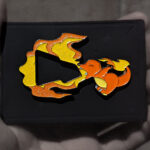 Pin para gorra New Era con diseño exclusivo de Charmander. Perfecto para personalizar tu gorra y otros accesorios.