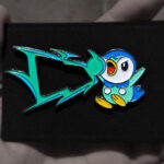 Pin para gorra New Era con diseño de Pokémon tipo agua. Perfecto para los fans de Pokémon y para personalizar tus accesorios.