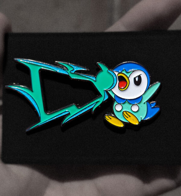 Pin para gorra New Era con diseño de Pokémon tipo agua. Perfecto para los fans de Pokémon y para personalizar tus accesorios.