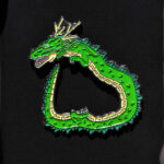 Pin para gorra New Era con diseño de Shenlong. Perfecto para los amantes de Dragon Ball y para añadir estilo a tus accesorios.