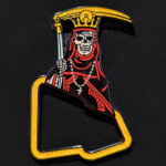 Pin para gorra New Era con diseño de calavera muerte. Perfecto para añadir un estilo gótico y único a tus gorras.