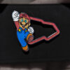 Pin para gorra New Era con diseño de Mario. Ideal para los fans de Nintendo y para añadir un toque divertido a tus accesorios.