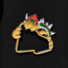 Pin para gorra New Era con diseño de Bowser. Ideal para personalizar tus gorras y otros accesorios con un toque divertido.