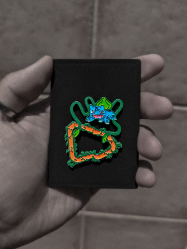 Pin para gorra New Era con diseño de Bulbasaur. Añade estilo único a tu gorra y otros accesorios.