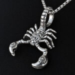 colgante para hombre de escorpion de acero inoxidable estilo punk tattoo con fondo negro