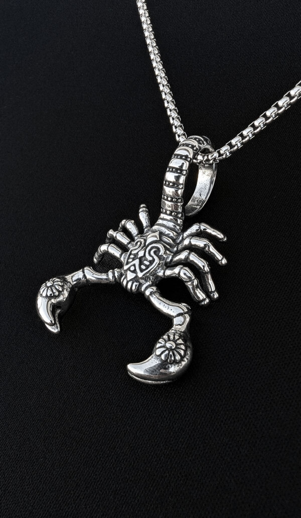 colgante para hombre de escorpion de acero inoxidable estilo punk tattoo con fondo negro
