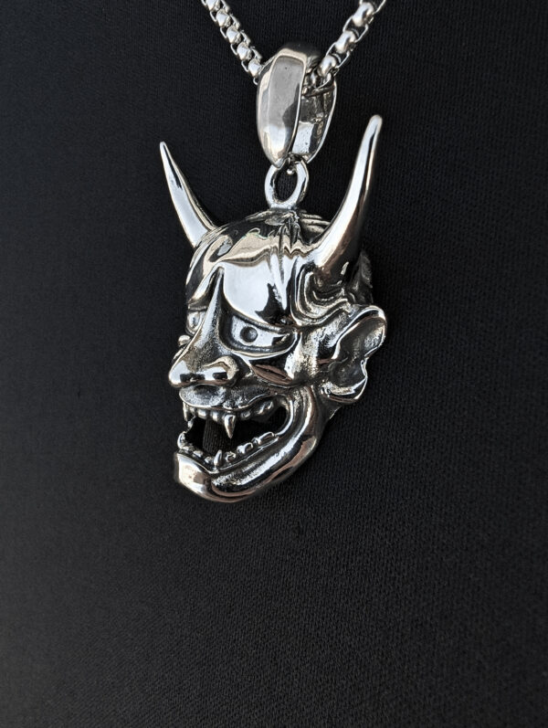 Collar mascara hannya