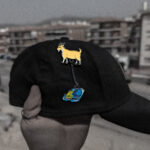 Pin para gorra new era cabra dinero