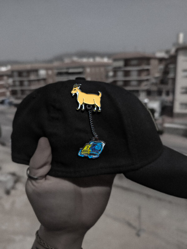 Pin para gorra new era cabra dinero