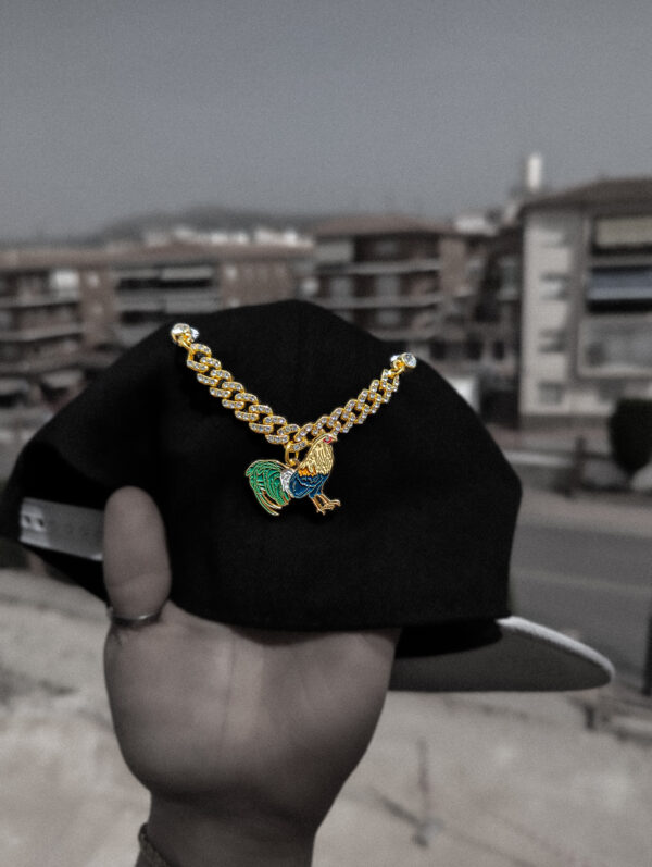Pin para gorra new era cadena gallo oro