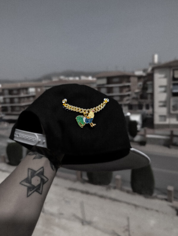 Pin para gorra new era cadena gallo oro latino