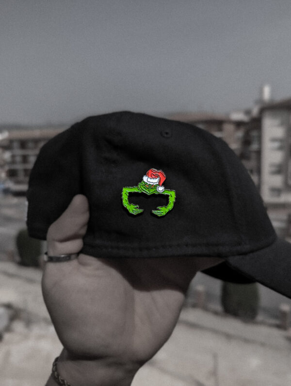 Pin para gorra new era grinch