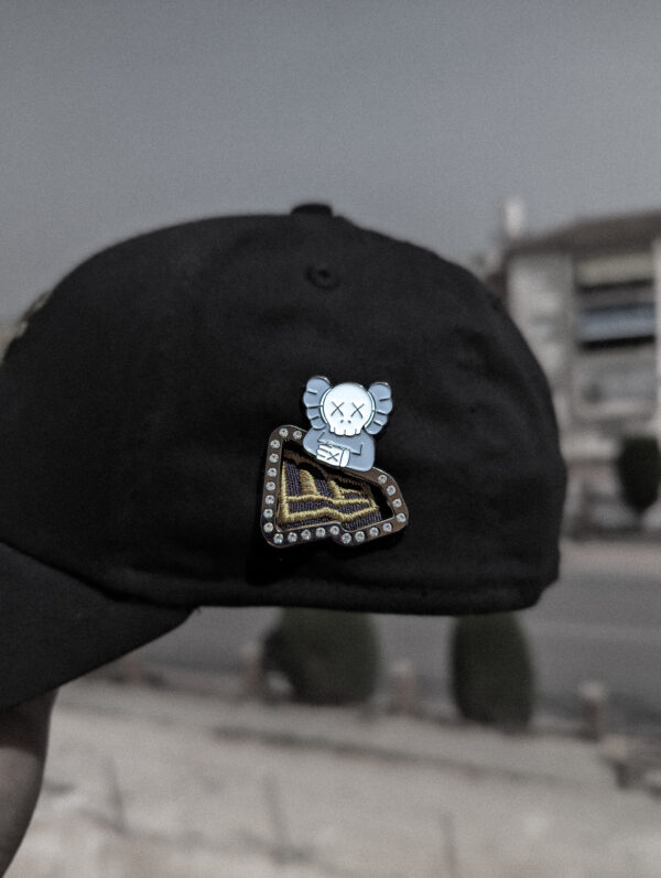 Pin para gorra new era kaws belico