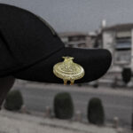 Pin para gorra new era ovni oro