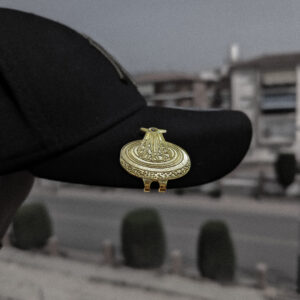 Pin para gorra new era ovni oro
