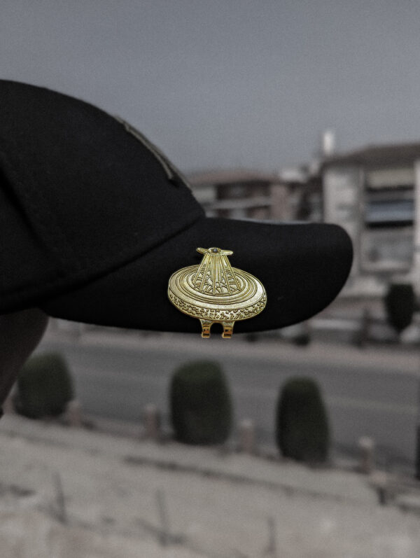 Pin para gorra new era ovni oro