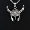 Colgante para hombre de un casco vikingo de acero inoxidable color plata