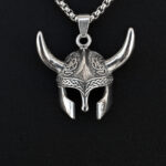 Colgante para hombre de un casco vikingo de acero inoxidable color plata