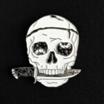 Pin Calavera con Cuchillo