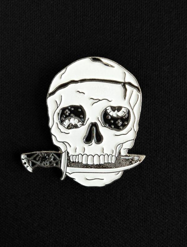 Pin Calavera con Cuchillo