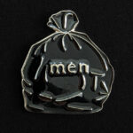 Pin Bolsa de Basura "Hombres"