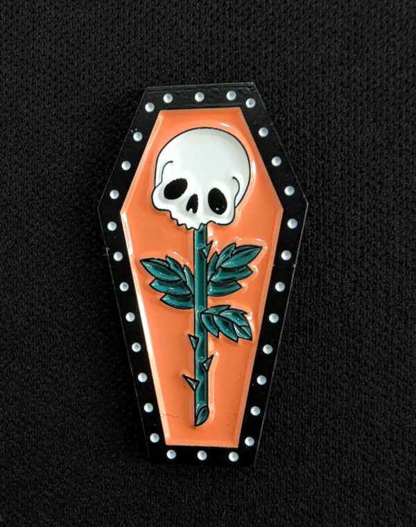 Pin Tumba y Calavera