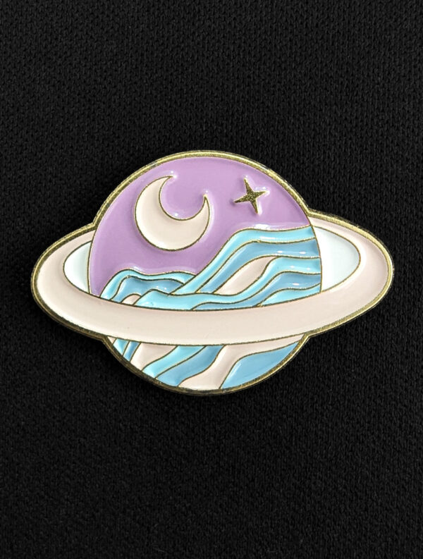 Pin Planeta Lila y Celeste