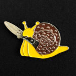 Pin Caracol con navaja