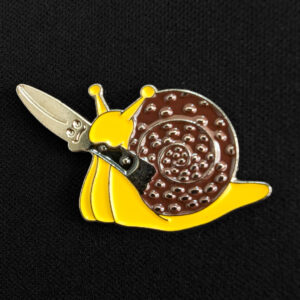 Pin Caracol con navaja