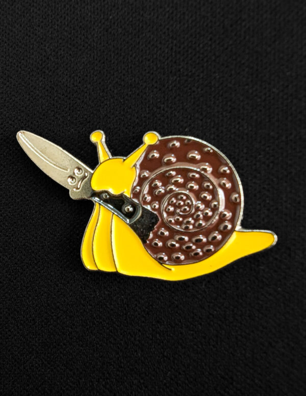 Pin Caracol con navaja