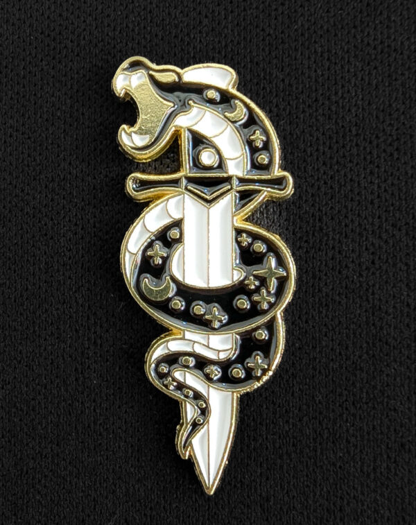 Pin Serpiente y Espada
