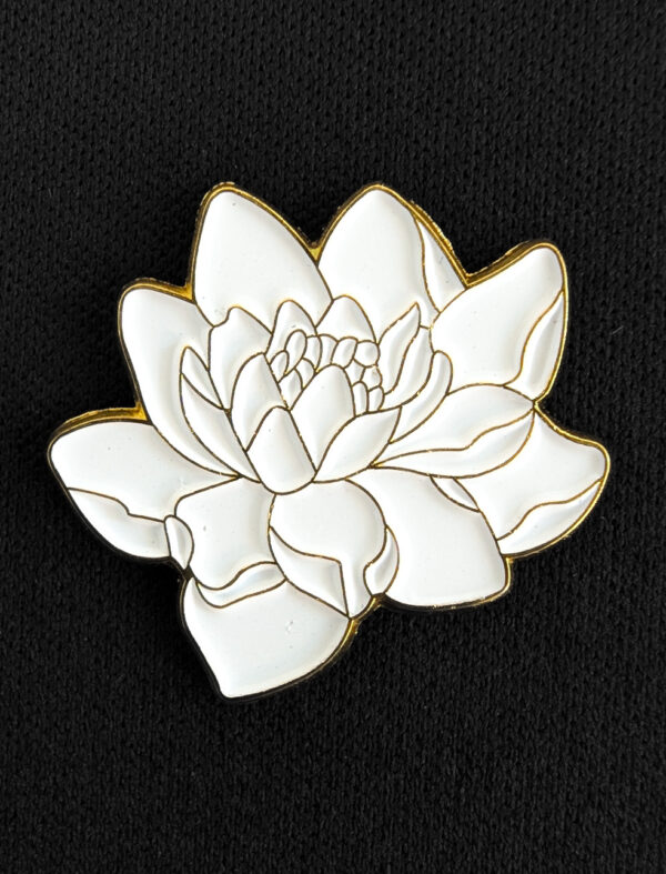 Pin Flor de loto blanca
