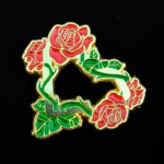 pin para gorra new era rosas