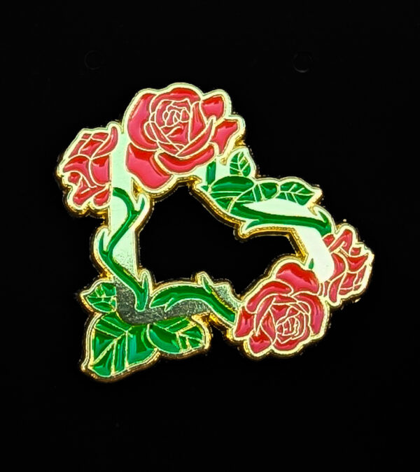 pin para gorra new era rosas