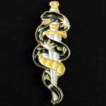 Pin Serpiente y Daga